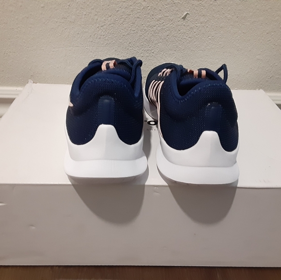 Nike - Picture 3 of 4